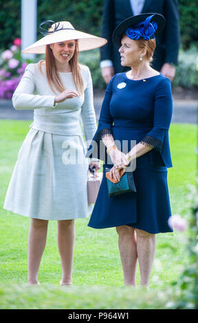 La princesse Beatrice avec sa mère la Duchesse de York accueille Sa Majesté la Reine dans l'enceinte royale sur le quatrième jour (Journée des forces armées) de Royal Ascot. Banque D'Images