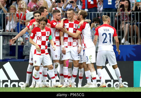 La Croatie Ivan Perisic (centre) célèbre marquant son but premier du côté du jeu avec ses coéquipiers lors de la finale de la Coupe du Monde de la FIFA au stade Luzhniki de Moscou. Banque D'Images