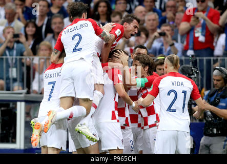 La Croatie Ivan Perisic (centre) célèbre marquant son but premier du côté du jeu avec ses coéquipiers lors de la finale de la Coupe du Monde de la FIFA au stade Luzhniki de Moscou. Banque D'Images