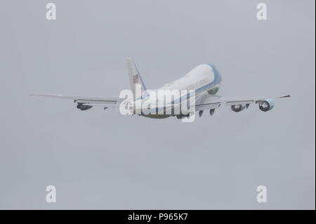 Air Force One décolle de l'aéroport de Prestwick en Ayrshire, en tant que Président américain Donald Trump et son épouse Melania quitter le Royaume-Uni , après avoir passé le week-end à l'Atout Turnberry Resort, à destination de la Finlande, où le président américain s'entretiendra avec le chef russe Vladimir Poutine à Helsinki, à la suite de réunions avec Theresa mai et la reine dans une grande tournée qui a eu lieu au milieu des protestations de masse contre sa politique à travers le Royaume-Uni. Banque D'Images