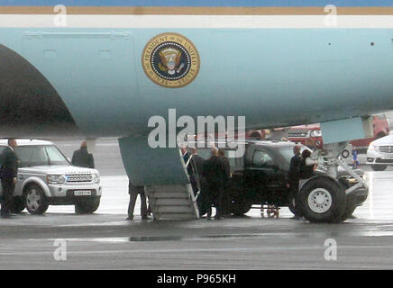 Nous le convoi présidentiel arrive à l'Air Force One à l'aéroport de Prestwick en Ayrshire, en tant que Président américain Donald Trump et son épouse Melania se préparent à quitter le Royaume-Uni, après avoir passé le week-end à l'Atout Turnberry Resort, à destination de la Finlande, où le président américain s'entretiendra avec le chef russe Vladimir Poutine à Helsinki, à la suite de réunions avec Theresa mai et la reine dans une grande tournée qui a eu lieu au milieu des protestations de masse contre sa politique à travers le Royaume-Uni. Banque D'Images