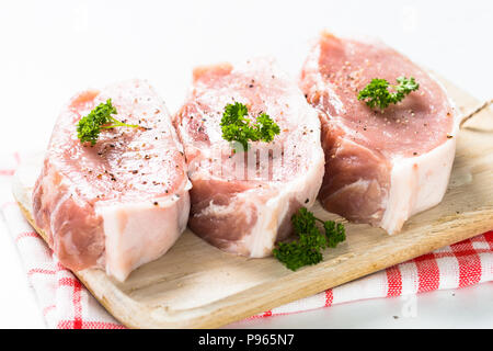 La viande de porc, viande de porc tranches sur blanc isolé. Banque D'Images