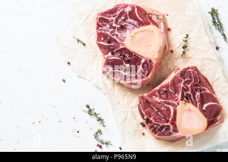 Steak de boeuf cru osso bucco. En viande. Vue de dessus avec l'exemplaire de l'espace sur le tableau blanc. Banque D'Images