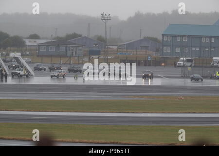 Nous le convoi présidentiel arrive à l'Air Force One à l'aéroport de Prestwick en Ayrshire, en tant que Président américain Donald Trump et son épouse Melania se préparent à quitter le Royaume-Uni, après avoir passé le week-end à l'Atout Turnberry Resort, à destination de la Finlande, où le président américain s'entretiendra avec le chef russe Vladimir Poutine à Helsinki, à la suite de réunions avec Theresa mai et la reine dans une grande tournée qui a eu lieu au milieu des protestations de masse contre sa politique à travers le Royaume-Uni. Banque D'Images