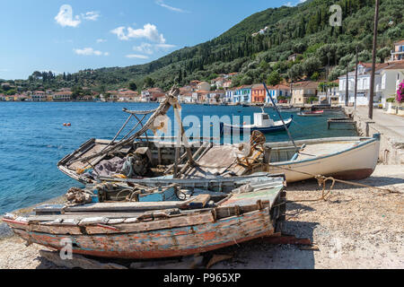 Bateaux anciens et anciennes maisons colorées dans la ville de Vathy sur l'île d'Ithaque, Mer Ionienne, Grèce Banque D'Images