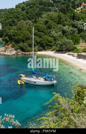 Location de bateaux à l'ancre dans l'une des nombreuses petites criques près de Kioni sur la côte nord-est de l'île d'Ithaque, Mer Ionienne, Grèce Banque D'Images