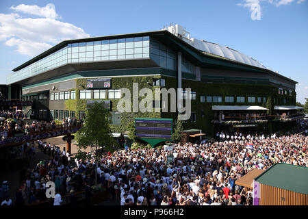 Novak Djokovic avec le trophée sur un balcon court central après avoir remporté la finale Messieurs sur treize jours du tournoi de Wimbledon à l'All England Lawn Tennis et croquet Club, Wimbledon. Banque D'Images