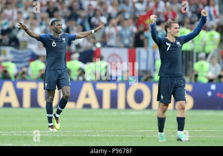 Paul Pogba la France (à gauche) et Antoine Griezmann célébrer après la finale de la Coupe du Monde de la FIFA au stade Luzhniki de Moscou. Banque D'Images