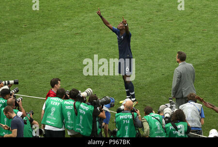 Paul Pogba La France célèbre après avoir remporté la finale de la Coupe du Monde de la FIFA au stade Luzhniki de Moscou. Banque D'Images