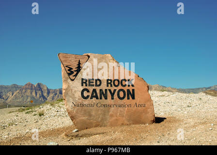 Inscrivez-vous sur un grand rocher à l'extérieur de l'entrée de la Red Rock Canyon National Conservation Area, dans la banlieue de Las Vegas, Nevada. Banque D'Images