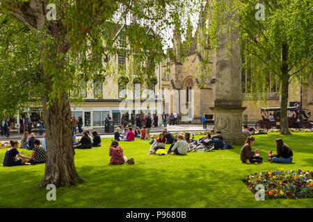 Bath, Angleterre, RU- 04 mai 2014 : Avis de Parade Gardens parc public en plein Cœur de la ville historique de Bath. Banque D'Images