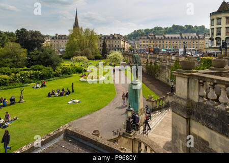 Bath, Angleterre, RU- 04 mai 2014 : Avis de Parade Gardens parc public en plein Cœur de la ville historique de Bath. Banque D'Images