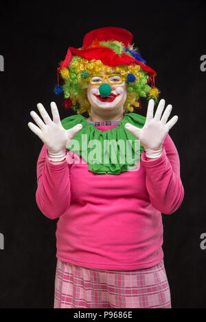 Funny clown frisé en verres brillants avec de bonnes émotions gaies Banque D'Images