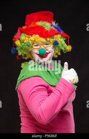 Funny clown frisé en verres brillants avec de bonnes émotions gaies Banque D'Images