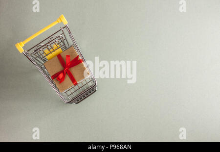 Mini panier avec des boîtes de cadeaux Banque D'Images