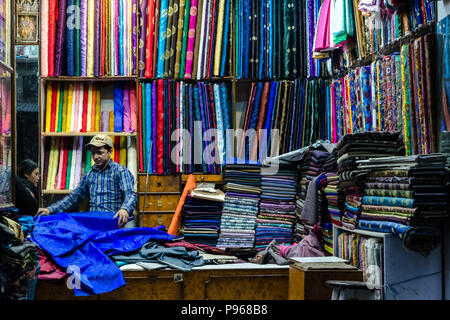 Boutique de produits népalais tissus et textiles dans Thamel, Katmandou Banque D'Images