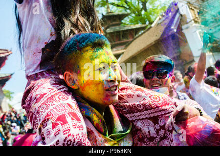 Festival Holi hindoue traditionnelle de couleurs célébrations dans Katmandou Basantapur Durbar Square, au Népal Banque D'Images