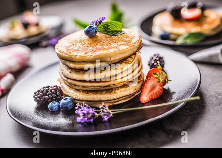 Crêpes aux fraises mûres bleuets lavande et menthe. Banque D'Images