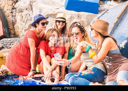 Groupe des belles filles de race blanche fou belle piscine sous le soleil de l'été de faire une partie tous ensemble. Les gens s'amuser ensemble iall oncept lifestyl Banque D'Images