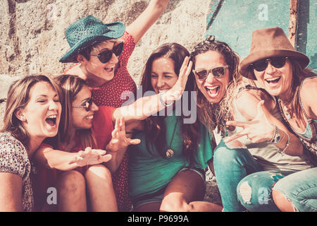 Groupe des belles filles de race blanche fou belle piscine sous le soleil de l'été de faire une partie tous ensemble. Les gens s'amuser ensemble iall oncept lifestyl Banque D'Images