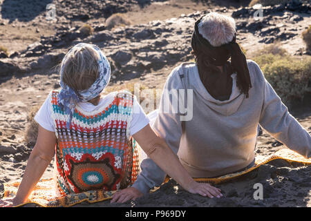 L'homme et la femme hauts de grands-pères rester sur les rochers se sentir la nature, style hippie et vintage avec des vêtements de couleur filtre en journée ensoleillée, voir fr Banque D'Images