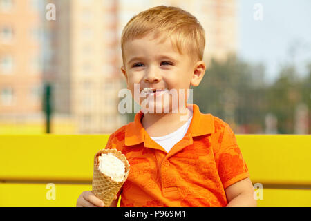 Little Boy eating ice cream Banque D'Images