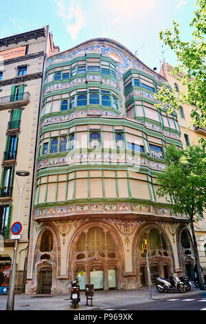 Barcelone, Espagne. 19 avril 2017 : Façade de la maison moderniste appelé Casa Comalat par l'architecte espagnol Valeri i Pupurull avec le style de l'archi Banque D'Images