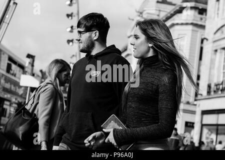 Cork, Irlande - les gens du shopping sur la rue Patrick, la rue principale pour les magasins, artistes de rue, des restaurants ; photographié en monochrome. Banque D'Images