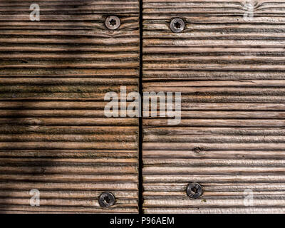 La planche en bois texture background avec des vis au milieu brown Banque D'Images