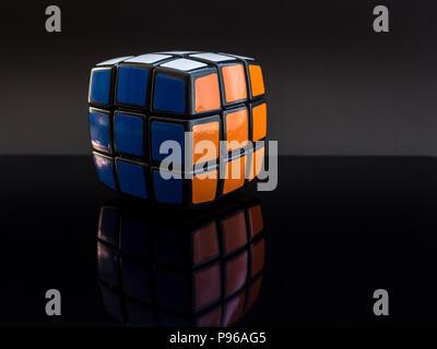 Rubik's cube rond sur fond noir avec réflexion studio light Banque D'Images