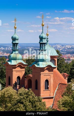 Voir l'église de Saint-Laurent à partir de la colline de Petrin, Prague, République tchèque. Banque D'Images