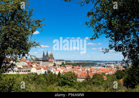 Vue panoramique sur Prague du près du monastère de Strahov, montrant le château et cathédrale , grand soleil, ciel bleu. Banque D'Images