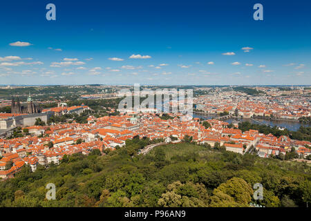 Vue panoramique sur Prague du près du monastère de Strahov, montrant le château et la cathédrale, les ponts, grand soleil, ciel bleu. Banque D'Images