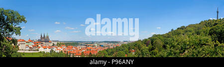 Vue panoramique sur Prague du près du monastère de Strahov, montrant le château et cathédrale avec la tour de Petrin, grand soleil, ciel bleu. Banque D'Images