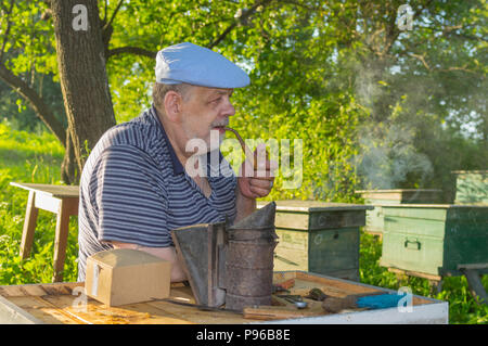 Portrait plein air de personnes âgées bee-keeper avec pipe Banque D'Images