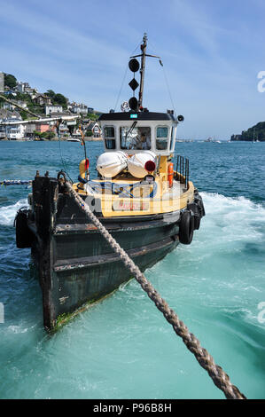 Tug boat hauling la descente véhicule Ferry entre Dartmouth et Kingswear, South Devon, England, UK Banque D'Images