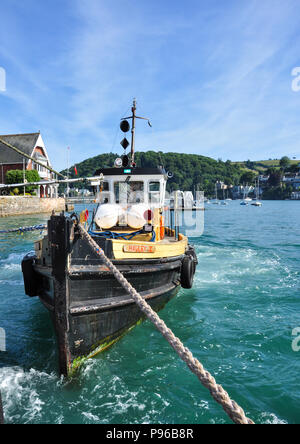 Tug boat hauling la descente véhicule Ferry entre Dartmouth et Kingswear, South Devon, England, UK Banque D'Images