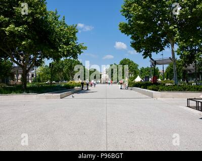 À la recherche en bas de l'Avenue Feuchères vers l'Esplanade Charles de Gaulle et la fontaine Pradier, lors d'une journée ensoleillée en mai, Nîmes, France Banque D'Images