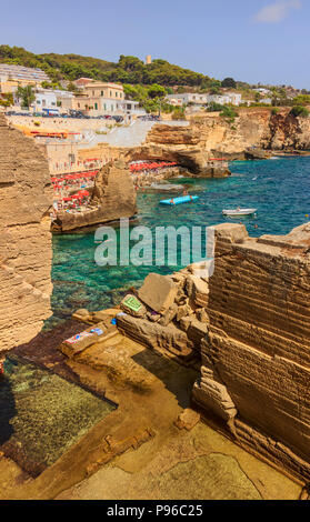 Côte de Salento, Santa Cesarea terme (Apulia). Plage rocheuse de Santa Cesarea terme. Il est lappé par la mer, avec de l'eau profonde le long de toute la côte. Banque D'Images