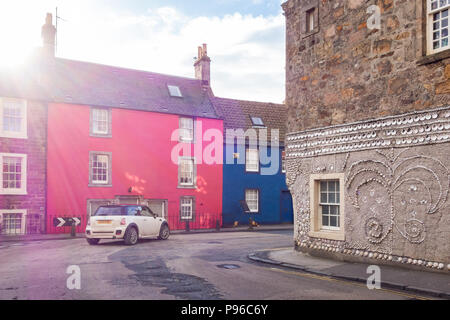 Route côtière de Fife road trip - voiture passé maisons Anstruther avec sun flare - Buckie house ou shell house - Fife, Scotland, UK Banque D'Images