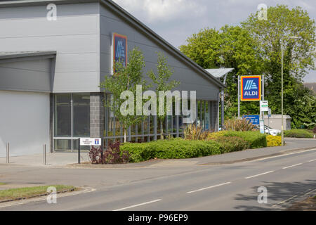 Aldi superstore à Carterton Oxfordshire, UK. Le 13 mai 2018. Météo France : Aldi superstore à Carterton West Oxfordshire, Oxfordshire, UK. Banque D'Images