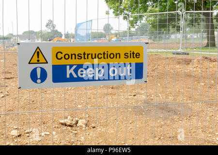 Tenir hors chantier Oxfordshire UK. Le 13 mai 2018. Météo France : bâtiment générique plan du panneau d'avertissement dans le Royaume-Uni. Banque D'Images