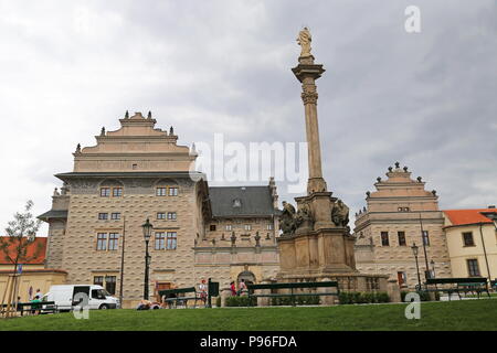 Palais Schwarzenberg et colonne de la peste de la Vierge Marie. Hradčanské náměstí, Hradčany, Prague, Tchéquie (République tchèque), de l'Europe Banque D'Images