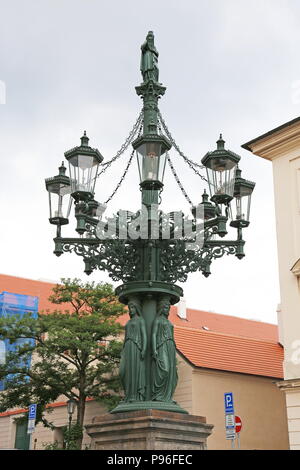 Lampe Art Nouveau, rue Loretánská, Hradčany, Prague, Tchéquie (République tchèque), de l'Europe Banque D'Images