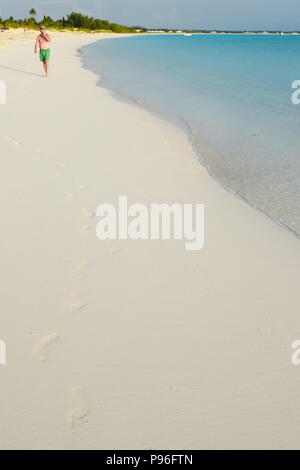 Des traces de pas dans le sable sur la célèbre plage de Treasure Cay aux Bahamas. Banque D'Images