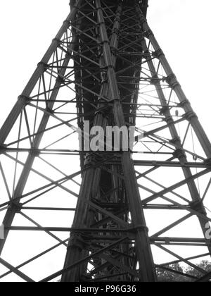 Fer forgé victorien Meldon Viaduct, ligne de chemin de fer désaffectée et une partie de la façon de granit, Dartmoor Banque D'Images