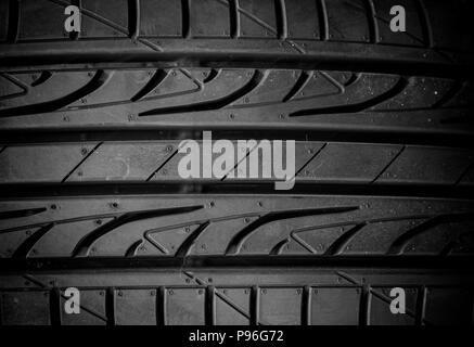 Les pneus hiver close-up sur fond noir Banque D'Images
