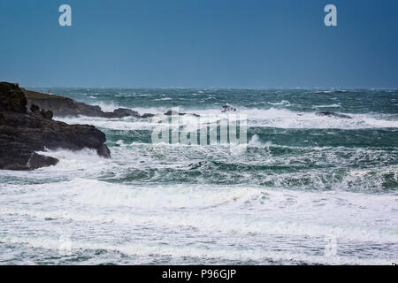 Mer agitée spectaculaire avec de grandes vagues se brisant sur des rochers Banque D'Images