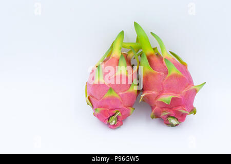 Fruit du dragon contre isolé sur fond blanc. Banque D'Images