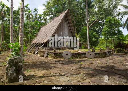 Maison traditionnelle en pierre, avec de l'argent, Yap, Micronésie, Îles Caroline Banque D'Images